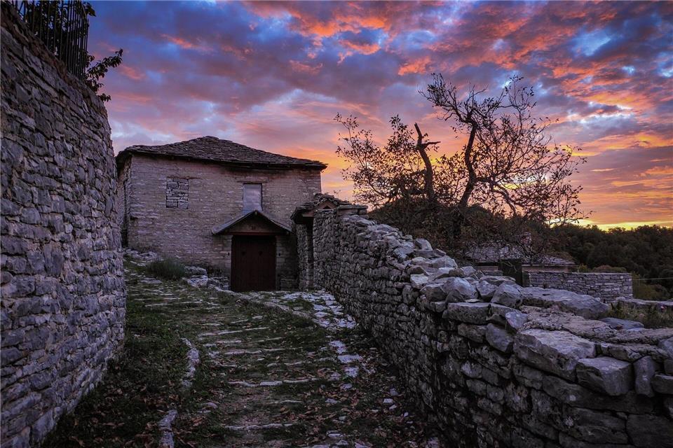 Morgenstimmung: Sonnenaufgang über Monodendri.Linda Heyer/dpa-tmn