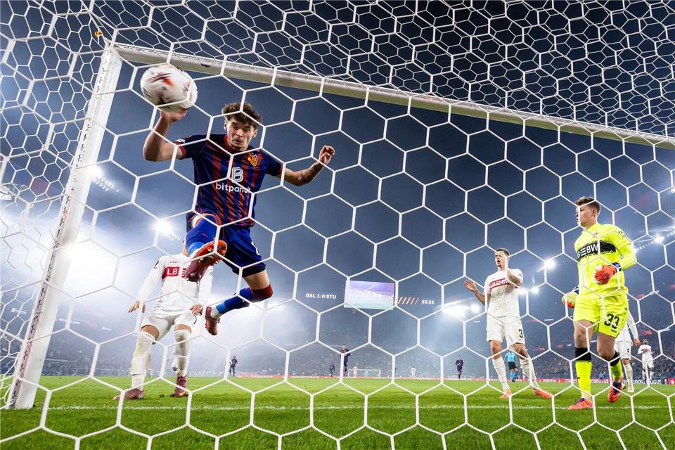 Moritz Broschinski vom FC Basel (l) trifft zum 2:0 gegen VfB Stuttgarts Torhüter Alexander Nuebel.Michael Buholzer/KEYSTONE/dpa