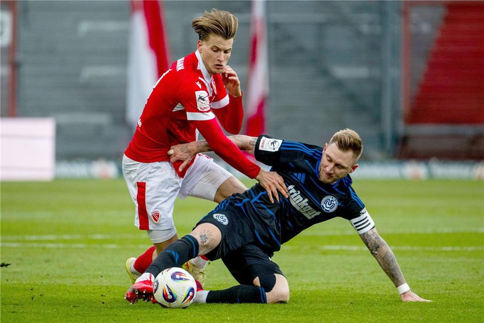 Moritz Hannemann (l) erzielte die Führung für Cottbus in Saarbrücken. (Archivbild)Julius Frick/dpa