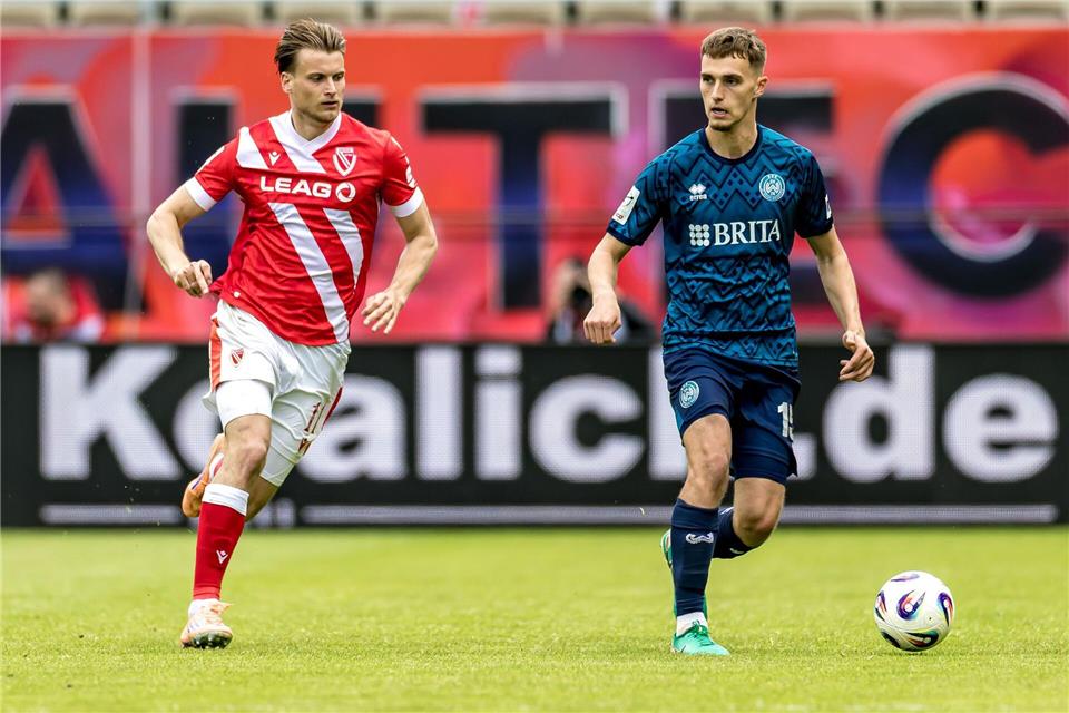 Moritz Hannemann (l.) traf im abgebrochenen Test gegen den Halleschen FC.Frank Hammerschmidt/dpa