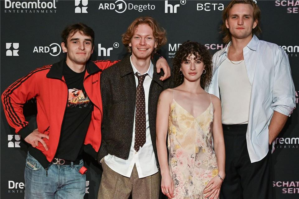 Wenn Geheimnisse viral gehen: die ARD-Serie „Schattenseite“ Moritz Hoyer (l-r), Filip Schnack, Franziska von Harsdorf und Ludger Bökelmann bei der Premiere der Serie „Schattenseite“ in Berlin.Jens Kalaene/dpa