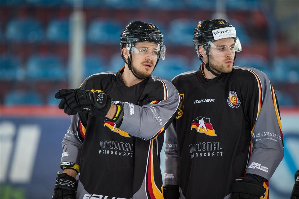 Moritz Müller (l) erhofft sich durch Olympia auch mehr Aufmerksamkeit für Leon Draisaitl (r) in Deutschland. (Archivbild)Arne Immanuel Bänsch/dpa