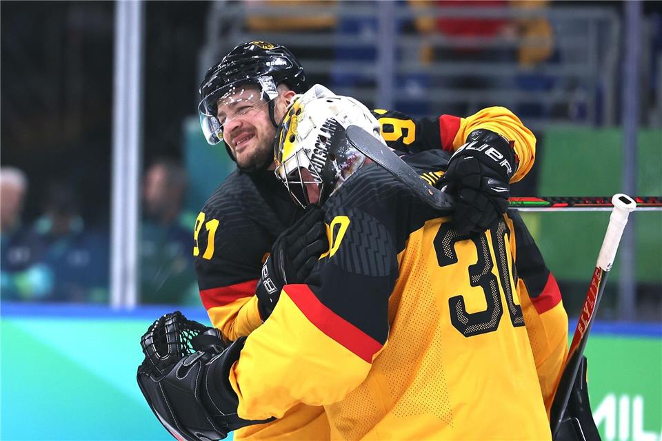 Moritz Müller (l) und Philipp Grubauer feiern den Pflichtsieg gegen Frankreich.Wang Kaiyan/XinHua/dpa