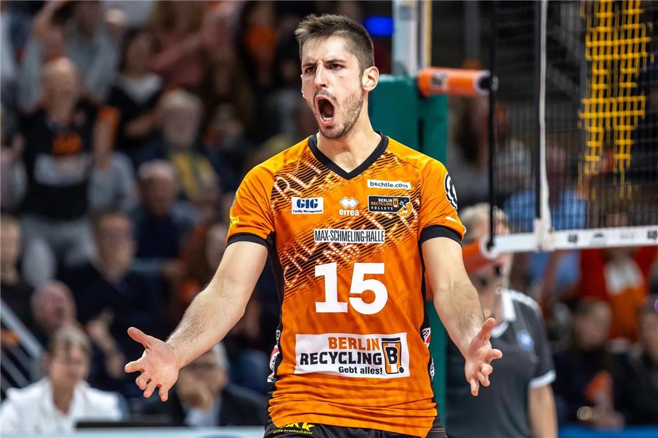 Moritz Reichert steht mit den BR Volleys im Finale des Supercup.Andreas Gora/dpa