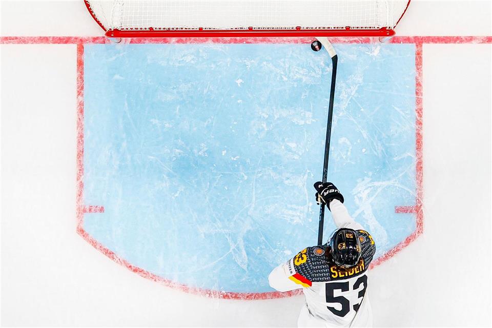 Moritz Seider mit seiner sensationellen Rettungsaktion.Michael Buholzer/KEYSTONE/dpa