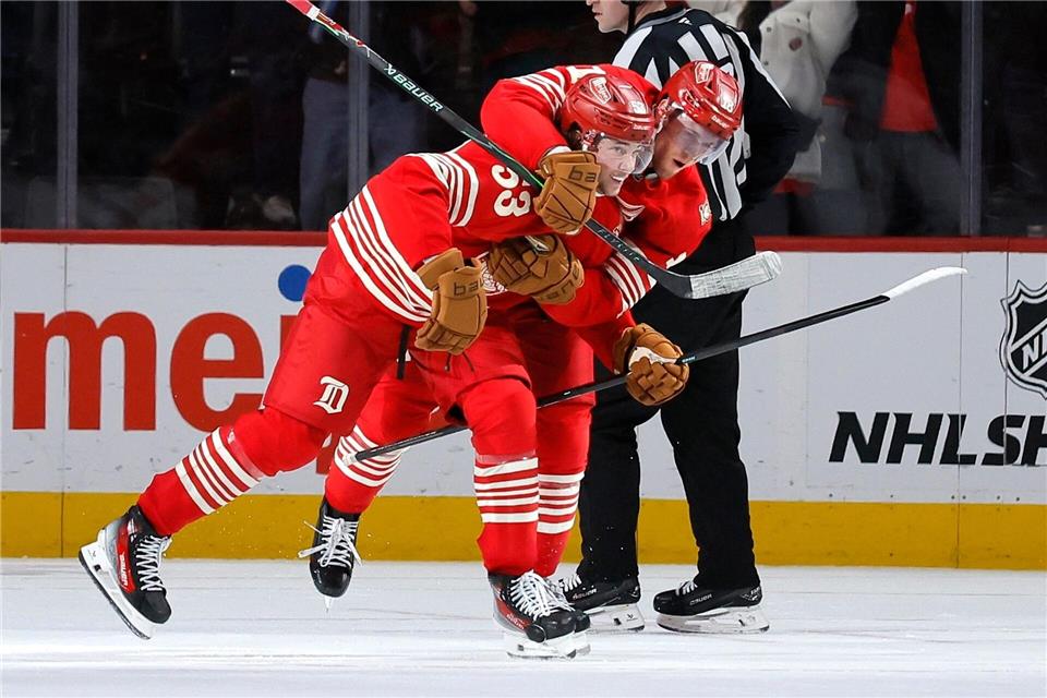 Moritz Seider wird nach seinem Siegtreffer für Detroit umjubelt.Duane Burleson/AP/dpa