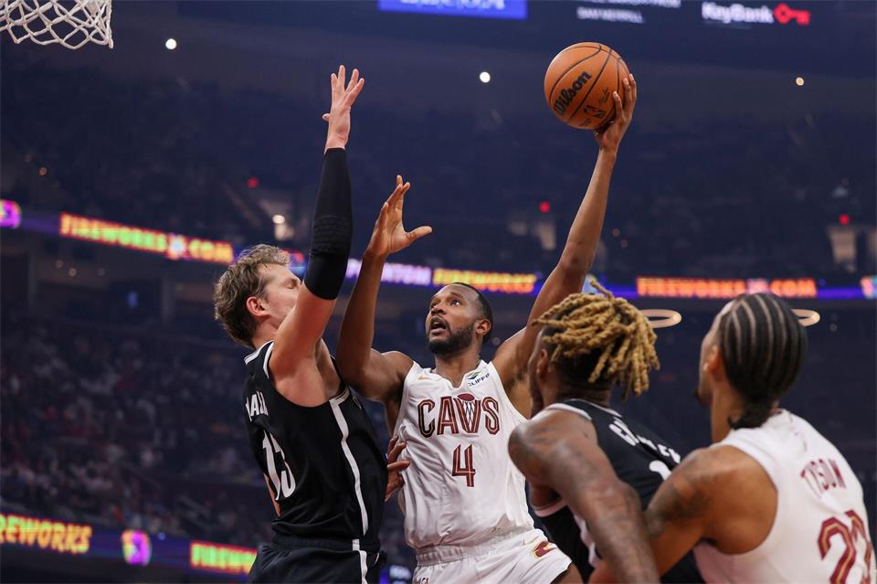 Moritz Wagner (l) hatte mit Brooklyn gegen Cleveland das Nachsehen.Tim Phillis/AP/dpa