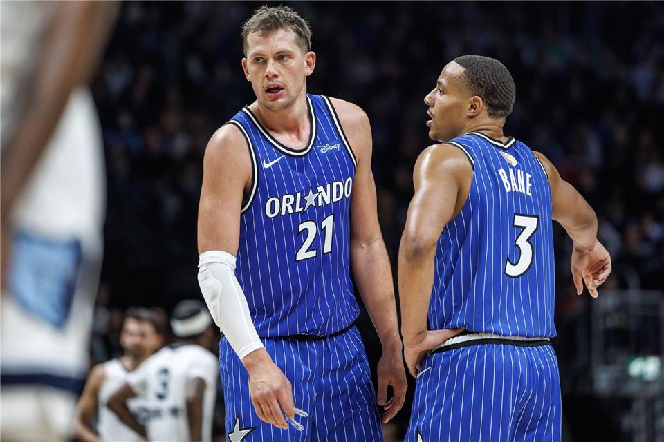 Moritz Wagner (l.) steuerte beim Sieg seiner Orlando Magic gegen die Brooklyn Nets von der Bank aus 14 Punkte bei. (Archivbild)Andreas Gora/dpa