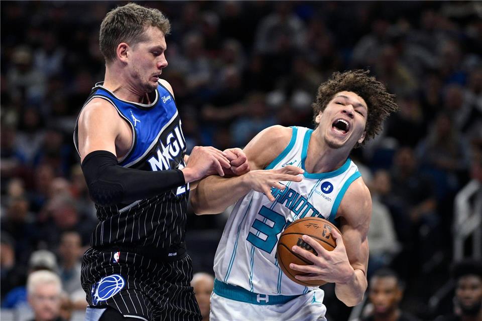 Moritz Wagner (links) und die Orlando Magic verloren gegen die Hornets.Phelan M. Ebenhack/AP/dpa