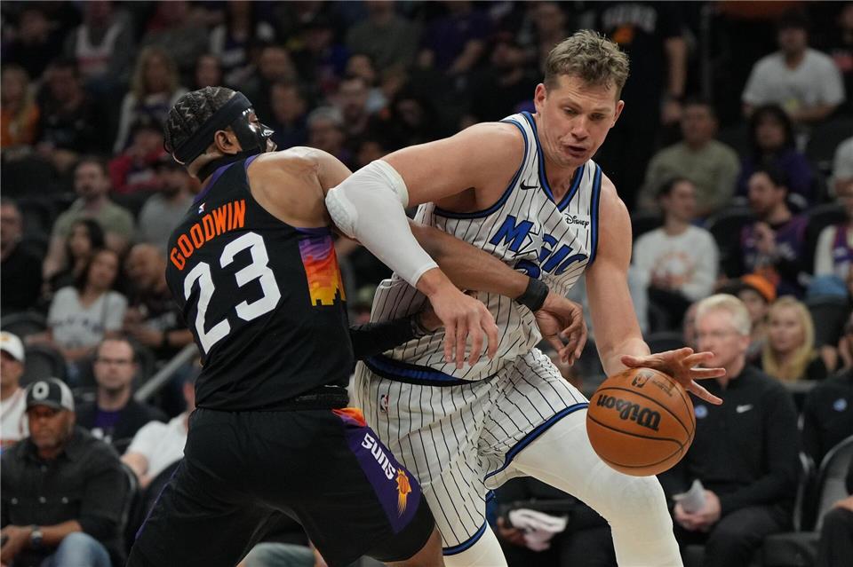 Moritz Wagner (r) verlor mit den Orlando Magic unglücklich in Phoenix.Rick Scuteri/AP/dpa