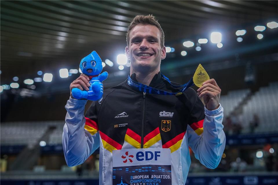 Moritz Wesemann feiert seinen Sieg mit der Goldmedaille.Aurelien Morissard/AP/dpa