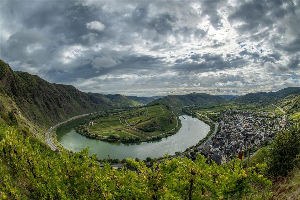 Moselschleifen sind besonders schön anzusehen. (Archivbild)Boris Roessler/dpa