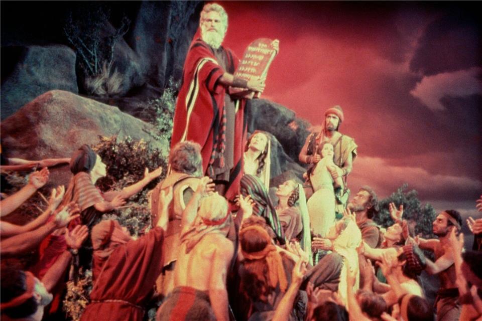Moses (Charlton Heston) im Filmklassiker „Die zehn Gebote“ (Karfreitag im Ersten der ARD zu sehen).-/Paramount Pictures/ARD/dpa