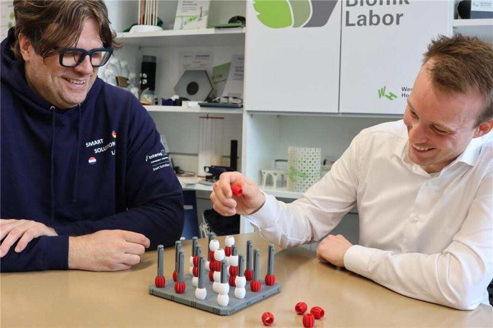 Moses-Gereon Wullweber (re.) hat das Projekt initiiert. Hier testet er es zusammen mit Prof. Dr. Tobias Seidel vom Bionik-Institut der Westfälischen Hochschule in Bocholt.