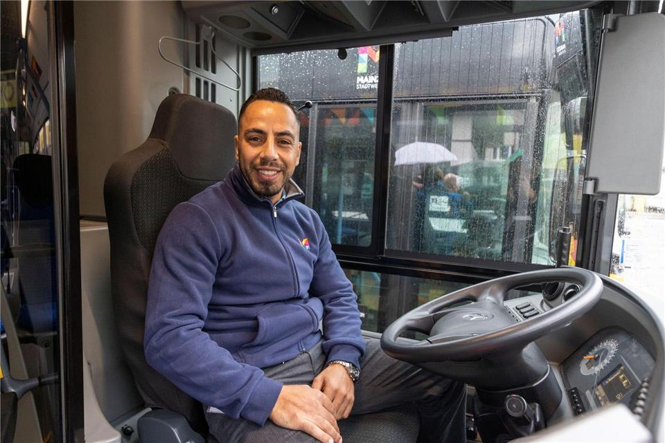 Von Syrien ans Steuer eines Mainzer Linienbusses Mothana Khder gefällt sein neuer Job, er mag den direkten Kontakt mit Menschen. Helmut Fricke/dpa