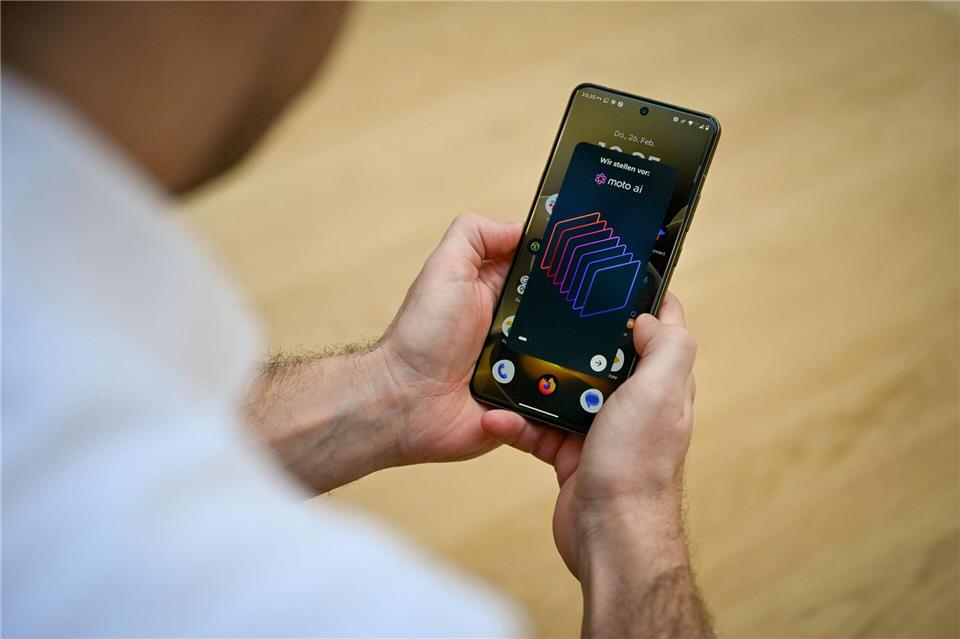 Moto AI heißt Motorolas KI-Assistent. Daneben sind für mehr KI-Anwendungen auch noch Perplexity, Microsofts Copilot oder Google Gemini ab Werk installiert. Nico Tapia/dpa-tmn
