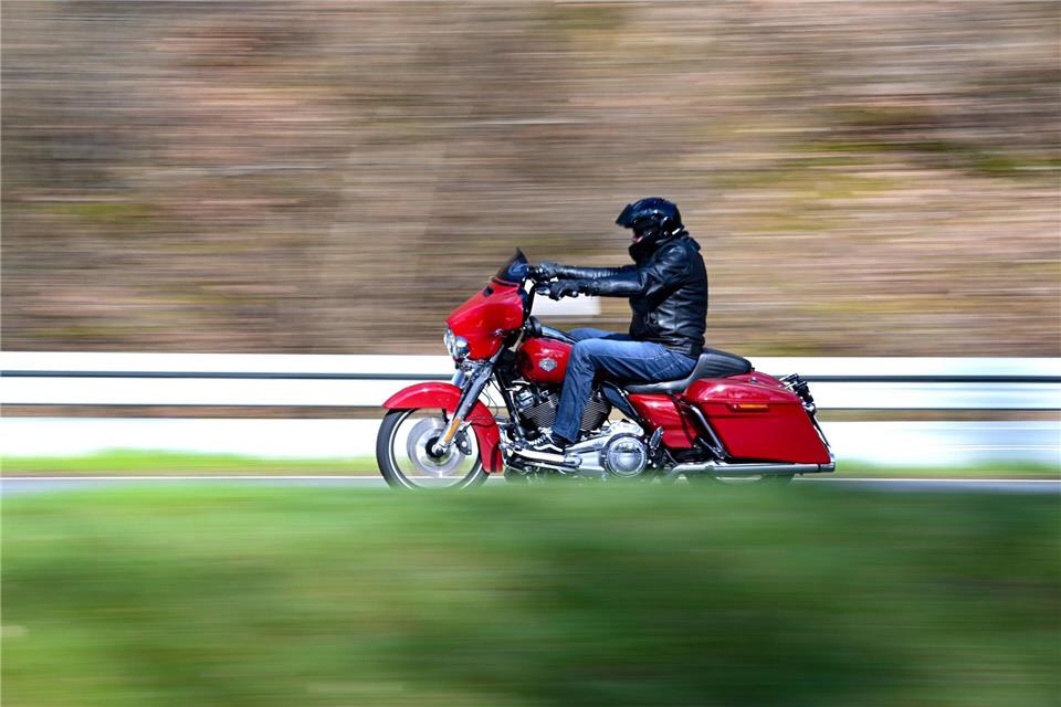 Motorradfahren gebe vielen Fahrern ein Gefühl der Freiheit und Selbstbehauptung, sagt ein Psychologe. (Archivbild)Arne Dedert/dpa