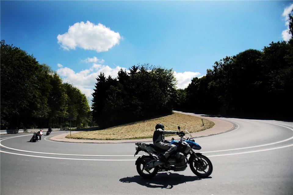 Motorradfahrer in Kurvenlage. Zu Beginn der Saison sollen Fahrer es langsam angehen lassen, raten Fachleute. (Archivbild)Oliver Berg/dpa