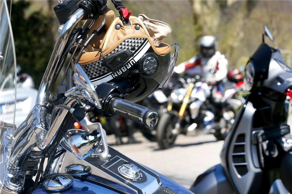 Motorradtourismus ist für manche Ausflugslokale ein nicht zu unterschätzender Wirtschaftsfaktor. (Symbolfoto)Roland Weihrauch/dpa
