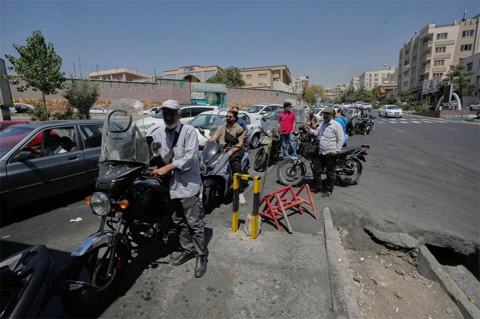 Motorräder und Autos stehen vor einer Tankstelle Schlange. (Archivbild)Vahid Salemi/AP/dpa