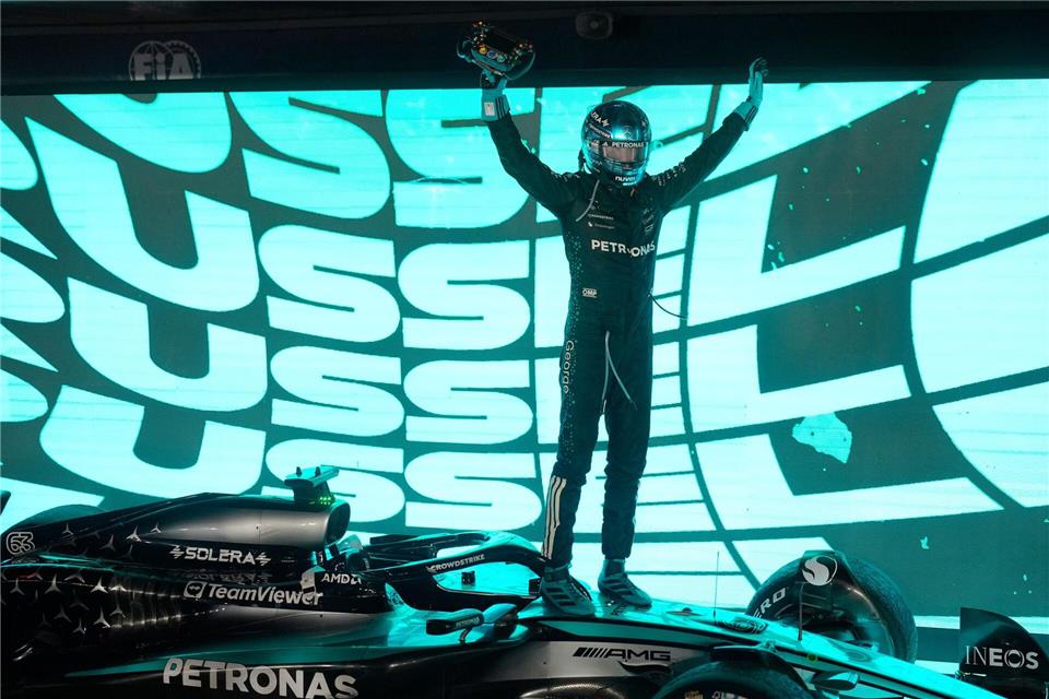 Motorsport: Formel-1-Weltmeisterschaft, Grand Prix von Singapur, Rennen. Der britische Mercedes-Pilot George Russell jubelt über seinen Sieg.Vincent Thian/AP/dpa