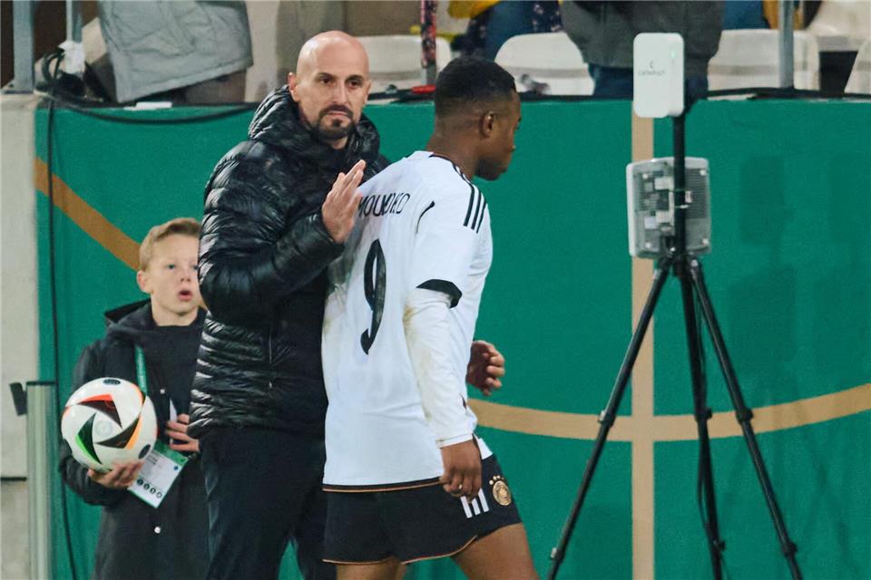 Umweg übers Fußball-Niemandsland: Moukoko trifft BVB wieder Moukoko erhält Zuspruch von Di Salvo.Bernd Thissen/dpa