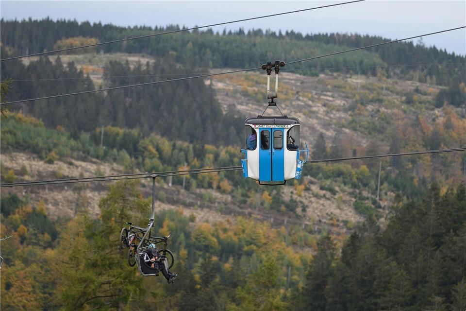 Mountainbiker sind am Bocksberg in Hahnenklee unterwegs.Swen Pförtner/dpa