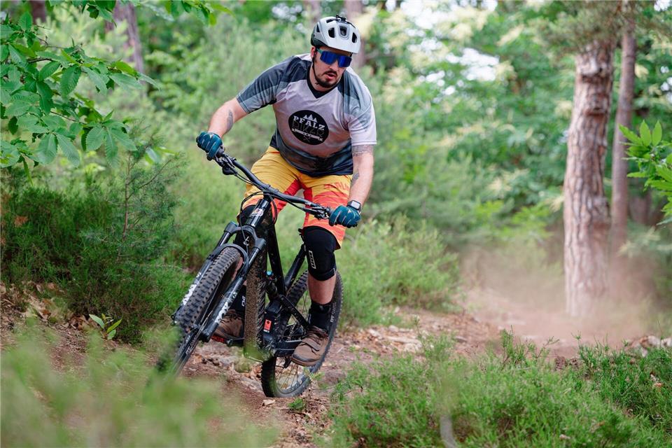 Mountainbiker werden häufig kritisiert, wenn sie auf illegalen Strecken unterwegs sind. (Archivbild)Uwe Anspach/dpa
