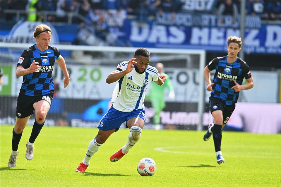 Moussa Sylla (M) vom FC Schalke 04 gelangen in Aue zwei Treffer. (Archivbild)Swen Pförtner/dpa