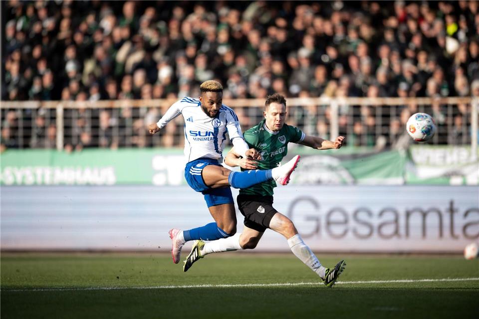 Moussa Sylla (l.) bleibt in Gelsenkirchen. (Archivbild)Fabian Strauch/dpa
