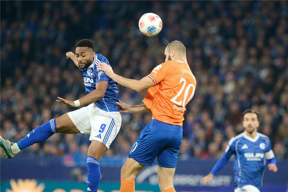 Schalker Aufstiegsträume haben einen Namen: Miron Muslic Moussa Sylla (l) erzielt das Siegtor gegen Darmstadt.Bernd Thissen/dpa