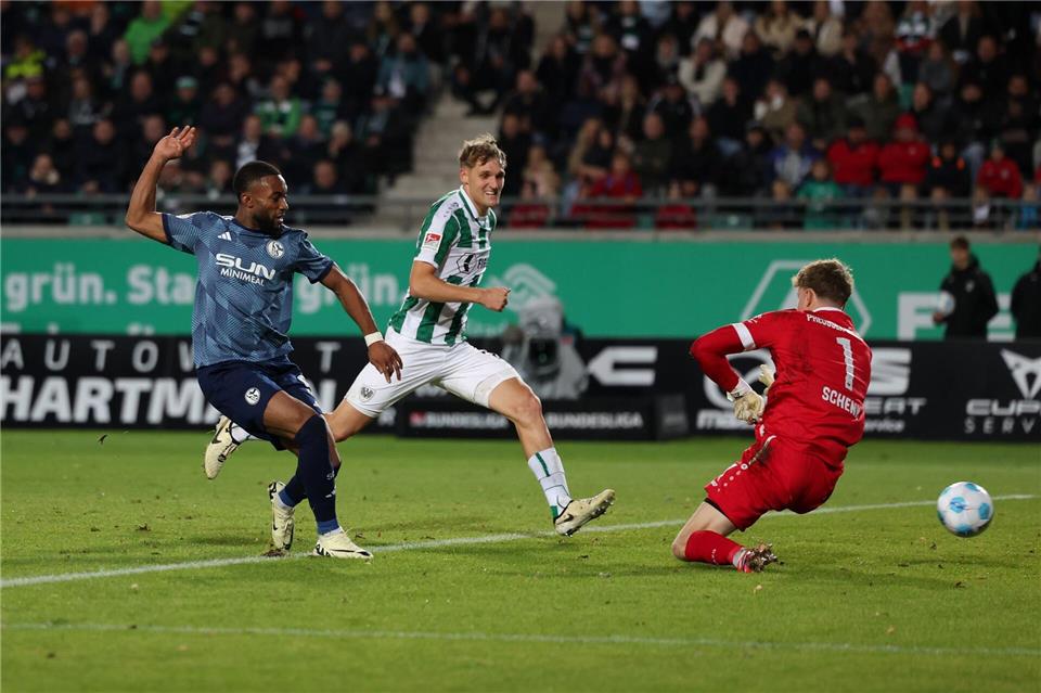 Mit Glück und Sylla: Schalke siegt in Münster Moussa Sylla (l) trifft zum 1:1 für Schalke.Friso Gentsch/dpa