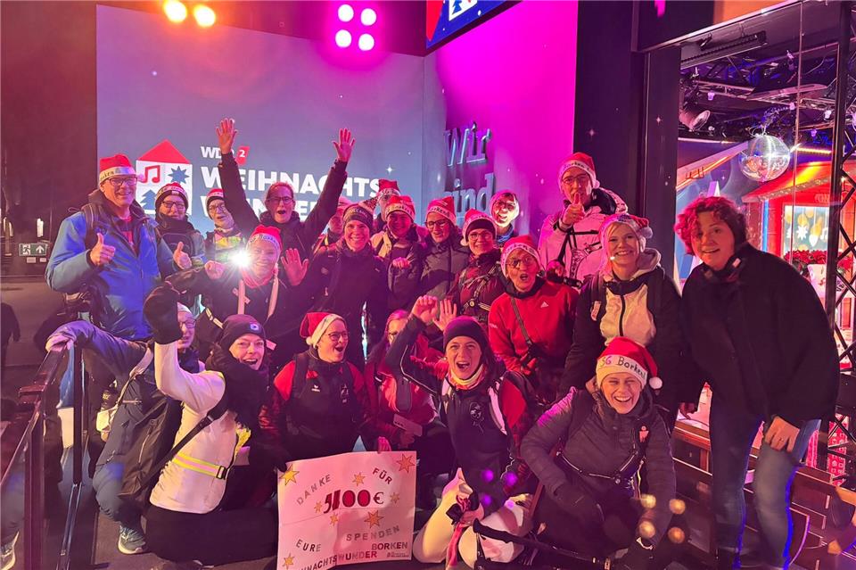 Müde, aber glücklich: In Essen überbrachten die Borkener Ausdauersportler 5200 Euro an das „WDR2-Weihnachtswunder“.