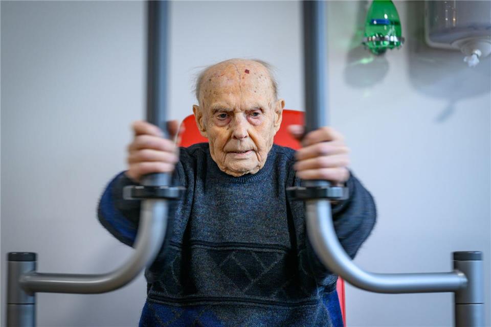 Mühelos absolviert Rudolf Götz zweimal pro Woche sein Zirkeltraining.Patrick Pleul/dpa