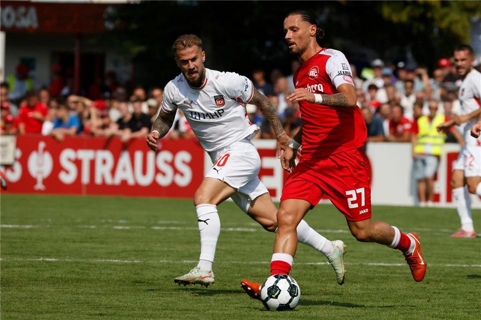 Mühelos in Runde zwei: Niklas Dorsch (l.) mit Heidenheim.Philipp von Ditfurth/dpa