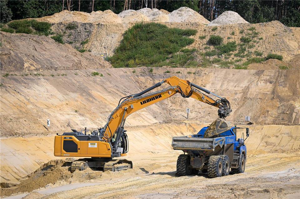 Mühsam muss der belastete Boden ausgegraben werden.Sina Schuldt/dpa