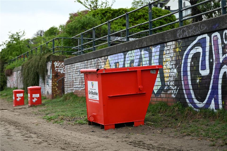Mülleimer und Müllcontainer sollen den Strandbesuchern zeigen, wo ihr Abfall hingehört.Leonie Asendorpf/dpa