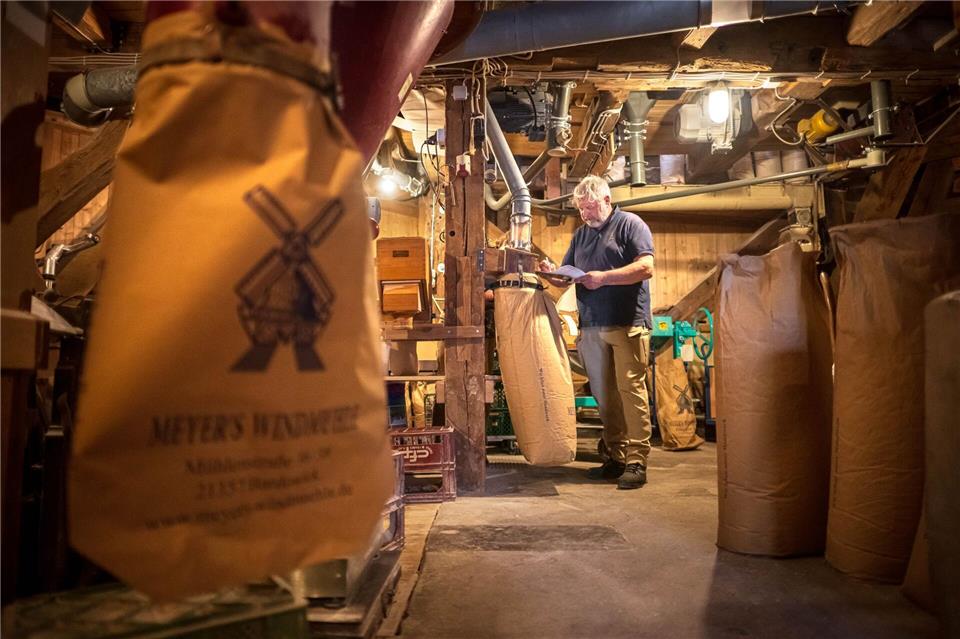 Müller Eckhard Meyer betreibt in Bardowick das Mahlen noch als Handwerkskunst.Sina Schuldt/dpa