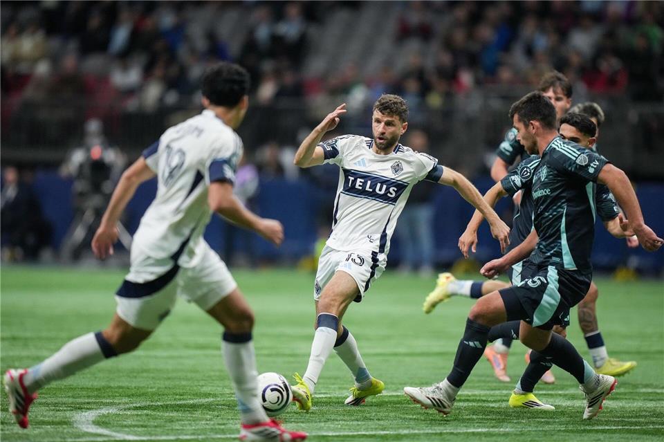 Müller (M) hofft aufs Rückspiel.Darryl Dyck/Canadian Press via ZUMA Press/dpa