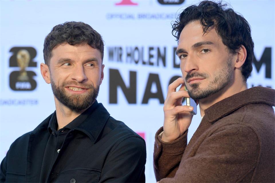 Müller (l) und Hummels steigen bei portugiesischem Club ein. (Archivbild)Felix Hörhager/dpa