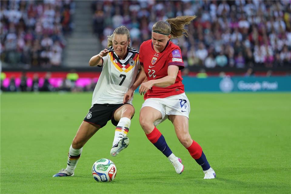 Müller macht’s: Marie Müller (l) traf zum 1:0.Rolf Vennenbernd/dpa