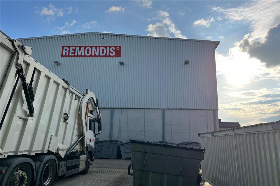 Müllfahrzeug und Container vor einer Remondis-Halle - das Abfallunternehmen ist in vielen Regionen Deutschlands sehr präsent.Wolf von Dewitz/dpa