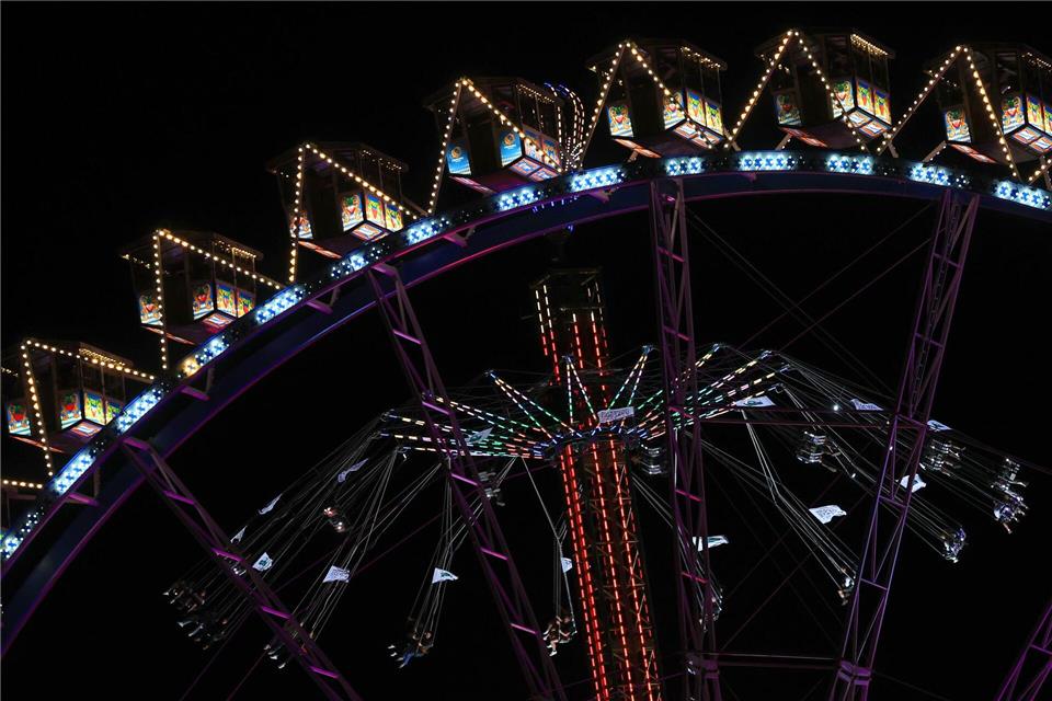 Bilder des Tages München: Wiesn-Glanz bei Nacht – Das Riesenrad leuchtet vor dem Tower auf der TheresienwieseKarl-Josef Hildenbrand/dpa