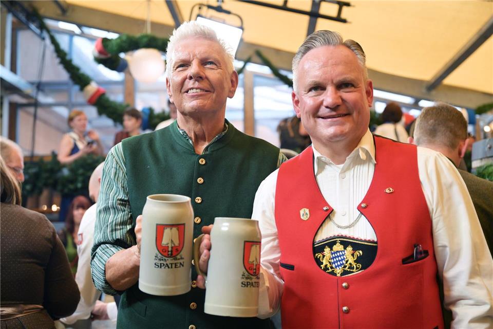 Münchens OB Dieter Reiter (l.) und Wiesnchef Christian Scharpf stoßen am ersten Oktoberfesttag miteinander an. Peter Kneffel/dpa