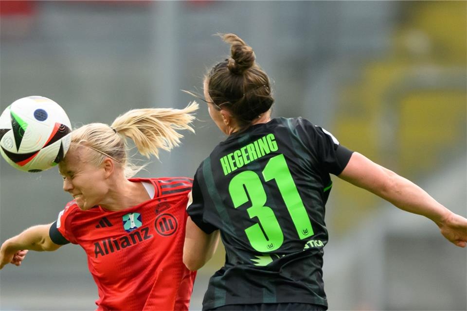 Münchens Pernilla Harder (l) und Wolfsburgs Marina Hegering gelten mit ihren Clubs als heiße Titelkandidaten.