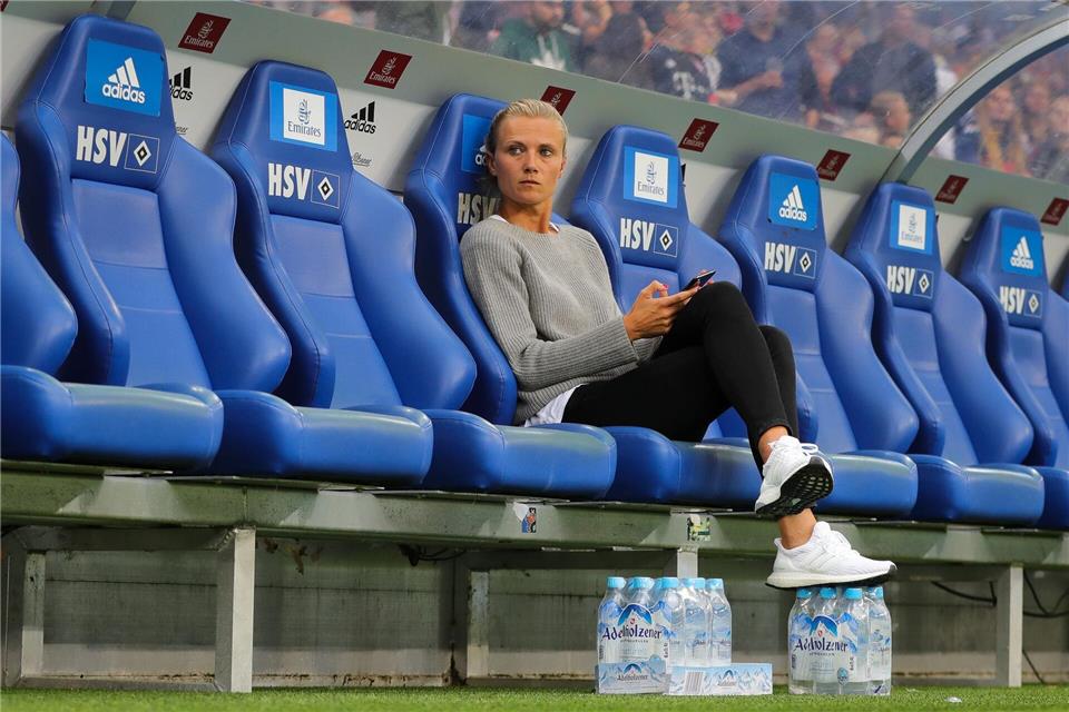 Münchens Teammanagerin Kathleen Krüger bei einem Testspiel in Hamburg 2018. (Archivbild)Christian Charisius/dpa