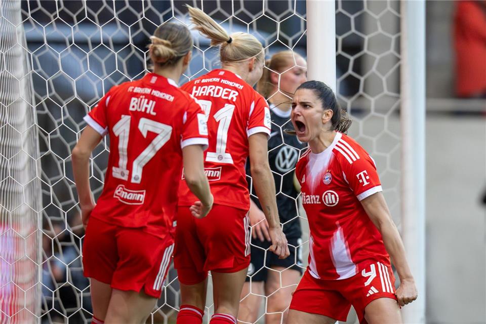 Münchens Topspielerinnen unter sich: Bühl (l), Harder (M) und Damnjanovic. (Archivbild)Ulrich Gamel/dpa