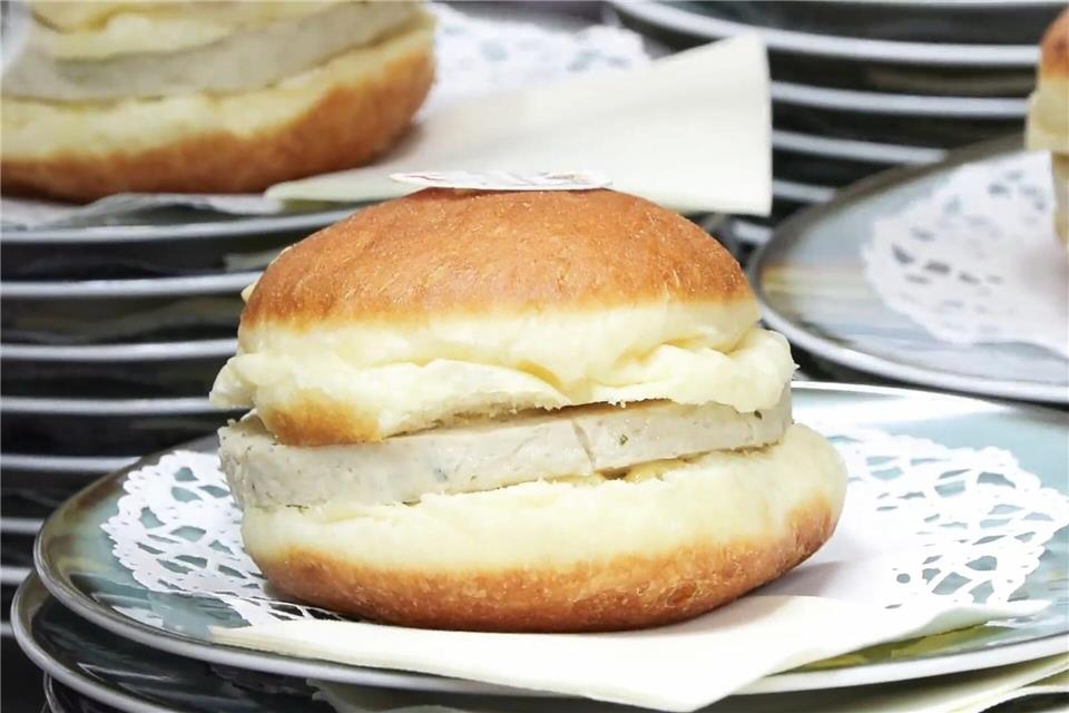 Münchens Wirtschaftsreferent sieht in dem Krapfen eine Art bayerischen Burger.-/München TV/dpa