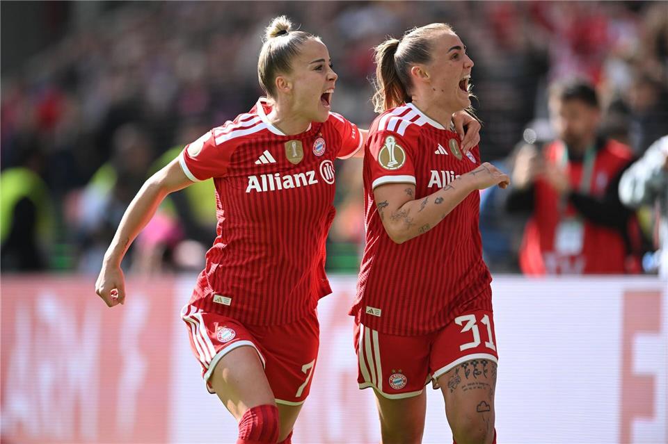 Münchner Jubel: Giulia Gwinn (l) freut sich mit 1:0-Torschützin Georgia Stanway.Fabian Strauch/dpa