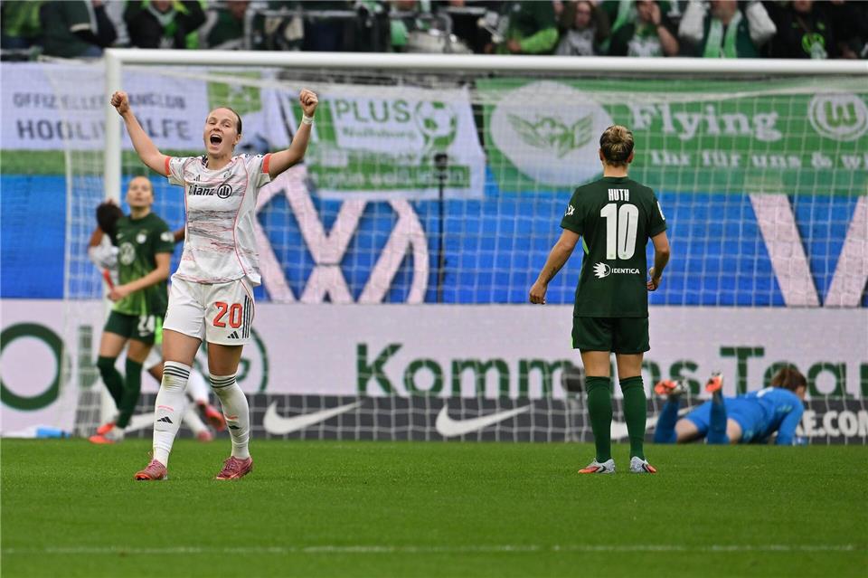 3:1 in Wolfsburg: Bayern-Frauen gewinnen Topspiel Münchner Jubel in Wolfsburg: Franziska Kett feiert das Tor zum 2:1.Swen Pförtner/dpa